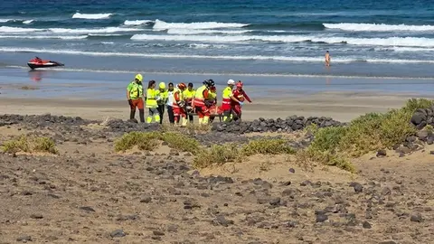 Personal del SUC, bomberos y Emerlan realizando el traslado del accidentado.