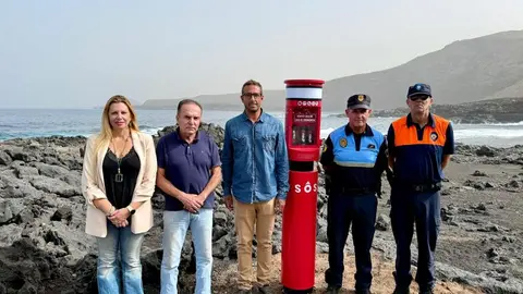 Jesús Machín y Yurena Cubas junto a el nuevo dispositivo 'OneUp'.