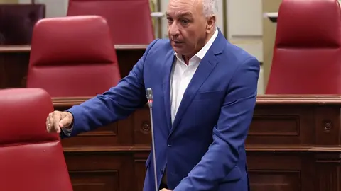 Luis Campos en el Parlamento de Canarias.