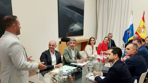 El alcalde de Arrecife Yonathan de León en la reunión del Consejo de Gobierno de Canarias del pasado abril