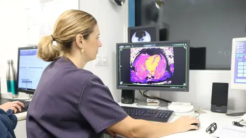 Imagen del equipo y de una de las profesionales que lo maneja.