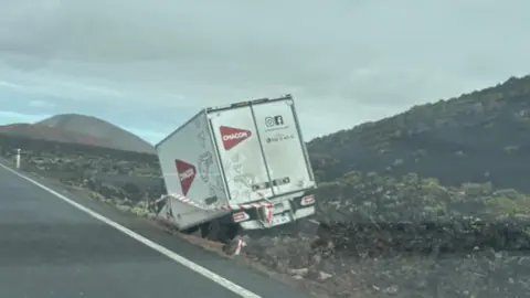 Camión fuera de la vía.