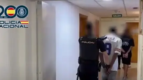Imagen del vídeo que ha enviado la Policía Nacional con la entrada de los detenidos en la Comisaría. 