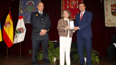 El alcalde Óscar Noda entregó el reconocimiento.