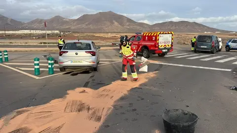 Bomberos realizando las labores de limpieza en Playa Blanca.