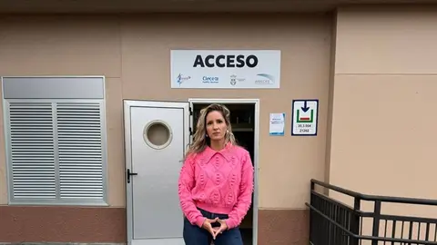 Sheila Guillén en los exteriores del Palacio de Deportes de Argana.