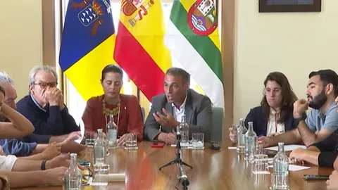 Alfredo Villalba interpelando a un componente de Compromiso por Haría durante uno de los últimos plenos celebrados.