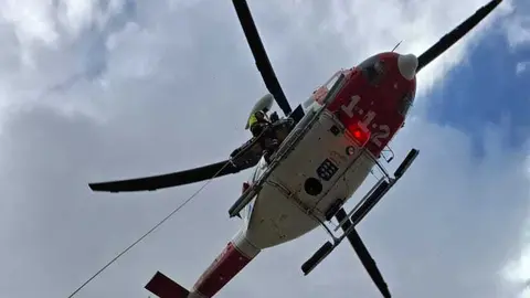 Helicóptero realizando las labores de evacuación.