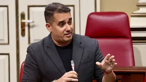 Yoné Caraballo en el Parlamento de Canarias