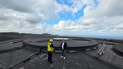 Ángel Vázquez junto a uno de los trabajadores.