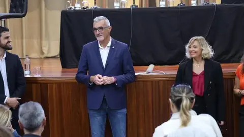 El consejero Marci Acuña dirigiéndose a la gente que acudió a la interesante jornada.