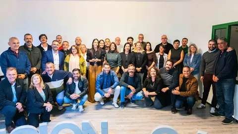 Aroa Revelo junto a sus compañeros de partido tras su elección como secretaria local.