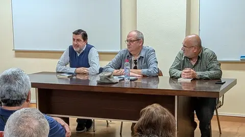 El autor de la obra, en el centro de la imagen, durante la exposición a los asistentes.