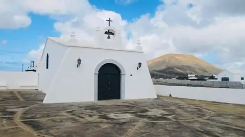 Plaza e iglesia de Masdache.