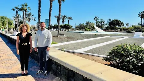 El alcalde de Arrrecife y la concejala de Turismo, Comercio y Deportes, junto al Parque Temático, cuyas obras están unidas a la concesión del suelo por Costas.