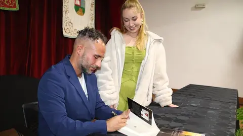 El autor firmando uno de los ejemplares.
