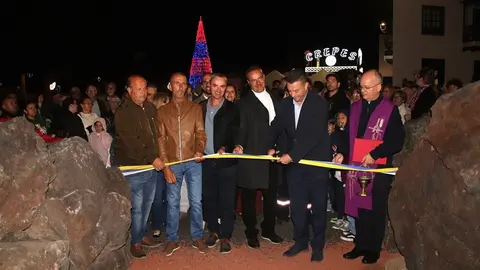 Momento de la inauguración del belén con los autores, el alcalde de Yaiza y el párroco cortando la cinta.