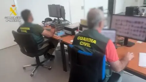 Imagen de los agentes que llevaron a cabo parte de la investigación.