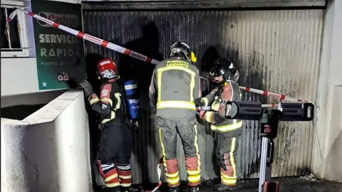 Imagen de los bomberos durante su peligrosa actuación.