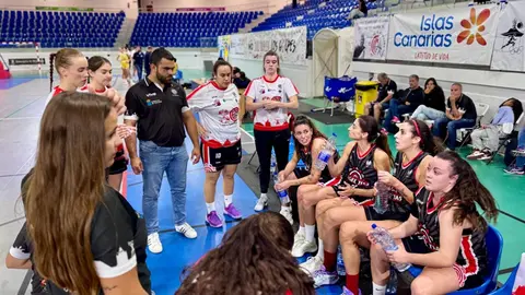 Las jugadoras analizando la situación del encuentro desde el banquillo.