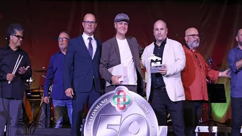 Los dirigentes del club con los históricos componentes de Taburiente.