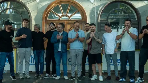 El alcalde y el primer teniente de alcalde de Arrecife con los participantes en el concurso gastronómico.