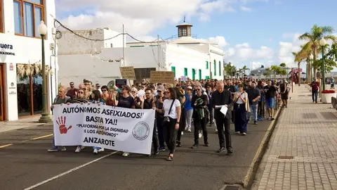 Autónomos de Lanzarote por las calles de Arrecife durante su protesta.