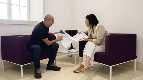 La concejal de Cultura analizando la situación de su departamento.