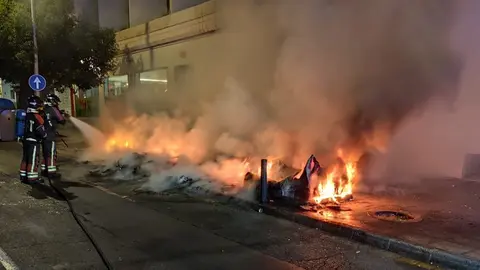 Bomberos del Consorcio de Seguridad y Emergencias sofocando las llamas.