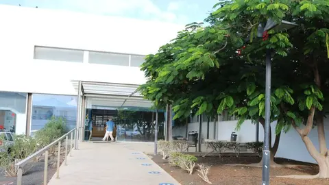 Imagen de la entrada al centro de salud de Tías.