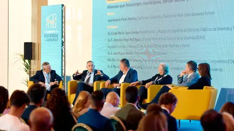 El director gerente y el director de Inversión de Estrategia de Visocan presentan el informe de coyuntura del Observatorio Canario de la Vivienda.