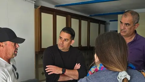 Yoné Caraballo y Luis Miguel Valiente esuchan atentos a Toño, propietario de la vivienda