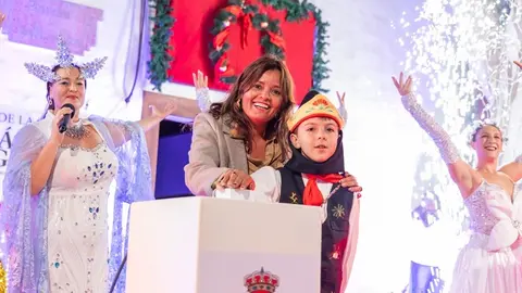 Olivia Duque realizando el tradicional encendido navideño.