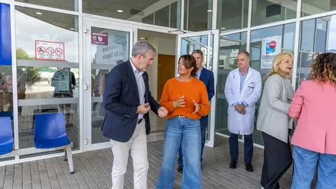 Olivia Duque junto a  Fernando Clavijo en su visita al Centro de Salud de Costa Teguise.
