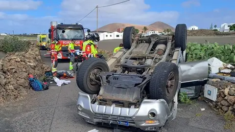 Momento en el que los bomberos y los sanitarios asistieron a la persona herida.
