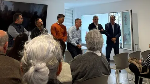 Imagen que envía el PSOE de la reunión que mantuvo Clavijo y su equipo con los vecinos de Argana.