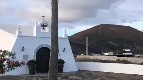 Imagen de la bonita ermita de Masdache con la torre al fondo.