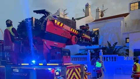 Bomberos del Consorcio de Seguridad y Emergencias realizando la actuación.