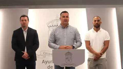 Ángel Lago en el centro de la imagen con el alcalde Óscar Noda y el concejal Daniel Medina.