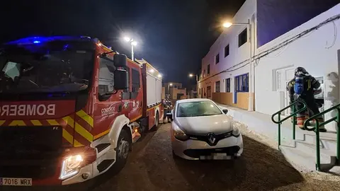 Imagen del momento de la actuación de los bomberos.