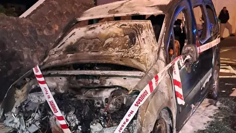 El vehículo quedó totalmente calcinado tras el incendio.
