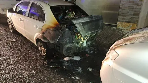 Vehículo totalmente calcinado por el fuego.