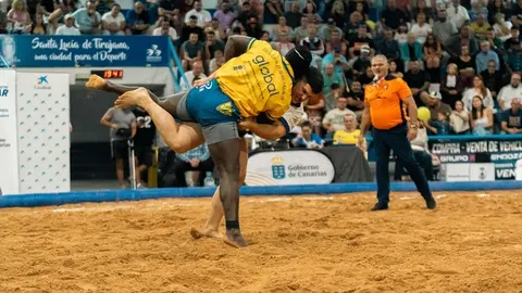 Imagen de archivo de un encuentro de selecciones insulares de lucha canaria.