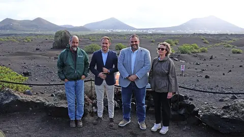 Samuel Mart&iacute;n y Mariano Zapata en su visita al Parque Natural de los Volcanes.