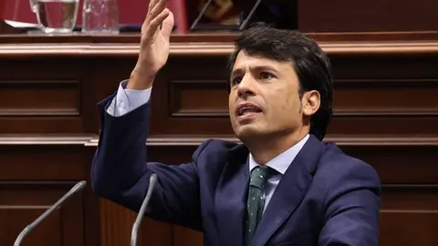 Marcos Bergaz en el Parlamento de Canarias.