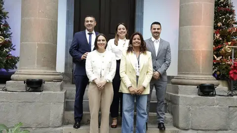 Imagen de los tres parlamentarios de CC por Lanzarote, de la consejera del Gobierno autonómico Migdalia Machín y de la alcaldesa de Teguise, Olivia Duque, en este día histórico en el Parlamento autonómico.