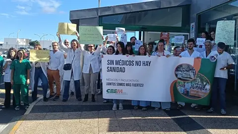 M&eacute;dicos frente al Hospital de Lanzarote.