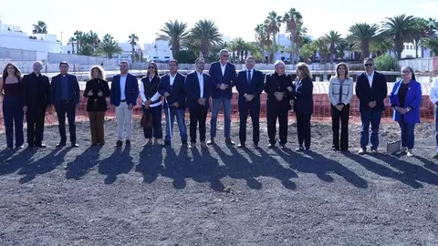 Representantes p&uacute;blicos junto a las obras del Centro de Atenci&oacute;n Integral de C&aacute;ritas en Altavista.