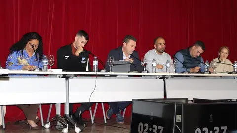 Imagen del alcalde de Yaiza y parte de su grupo de gobierno durante el pleno celebrado este jueves.