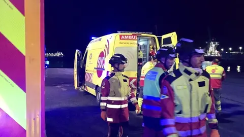 Momento del traslado a la ambulancia de la persona afectada.